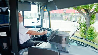 Ein Busfahrer steuert einen Bus der Südwestdeutschen Landesverkehrs-GmbH.