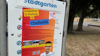 Eines der gefälschten Plakate im Freiburger Stadtgarten