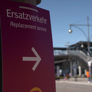 Wegweiser zu Ersatzbussen am Freiburger Hauptbahnhof