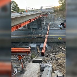 Ein Stahlträger einer Brücke ist bei Bauarbeiten auf die Fahrbahn der A81 gekracht. 