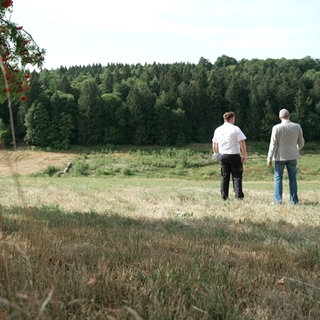 Zwei Männer stehen auf einer Wiese. Der Bürgermeister und der Feuerwehrkommandant von Sankt Peter.