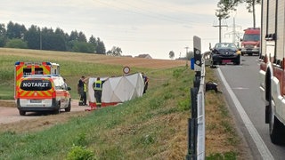 Ein Mototrradfaher ist am Sonntag mit einem Pkw in Lörrach kollidiert und noch am Unfallort verstorben.