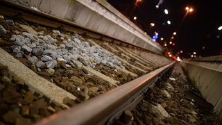 Smybolbild: Gleise auf einer Bahnstrecke. 