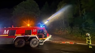 Das ausgemusterte Flugfeld Löschfahrzeug war bis Dienstagnachmittag noch in Bereitschaft für eventuelle Nachlöscharbeiten.