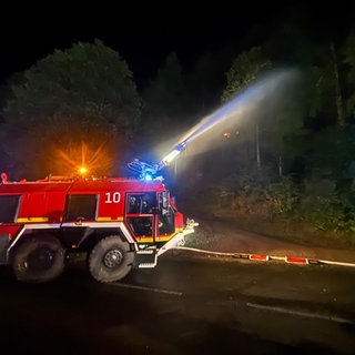 Das ausgemusterte Flugfeld Löschfahrzeug war bis Dienstagnachmittag noch in Bereitschaft für eventuelle Nachlöscharbeiten.