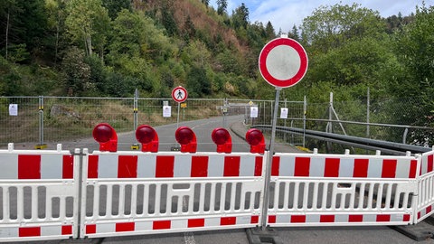 Absperrung und Durchfahrtsverbotsschilder auf der L108 Schramberg in Richtung Lauterbach im Kreis Rottweil