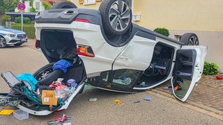 Ein Auto liegt nach Unfall in einem Offenburger Wohngebiet auf dem Dach