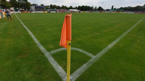 Ecke im Kaiserstuhlstadion mit orangefarbener Eckfahne
