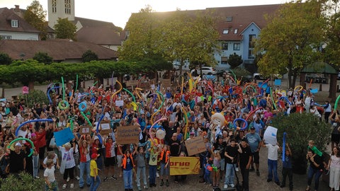 Auf dem Platz vor dem Stadthaus in Neuenburg hat sich die Gruppe der Demonstrierenden versammelt. 