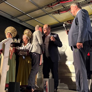  Jürgen Roth empfängt auf einer Bühne vor dem Rathaus Glückwünsche von Gratulanten