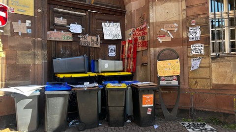 Mülltonnen blockieren den Eingang zu einem Gymnasium in Straßburg.