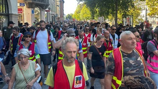 Große Demo in Straßburg. Laut Gewerkschaft CGT haben rund 10.000 Studierende, Lehrkräfte, Eltern, Schülerinnen und Schüler gemeinsam für bessere Unterrichtsbedingungen protestiert.
