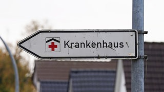 Ein Hinweisschild mit der Aufschrift «Krankenhaus» weist an einer Straße den Weg zu einem Klinikum.