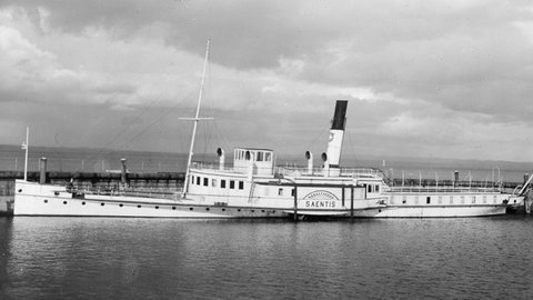 Die "Säntis" war ein Seitenraddampfer und wurde absichtlich im Bodensee versenkt.