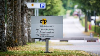 Ein Hinweisschild zum Zentrum für Psychiatrie (ZfP) Südwürttemberg am Eingang des Klinikgeländes in Bad Schussenried
