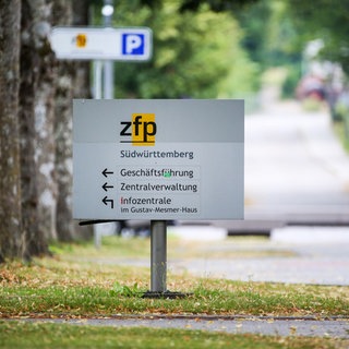 Ein Hinweisschild zum Zentrum für Psychiatrie (ZfP) Südwürttemberg am Eingang des Klinikgeländes in Bad Schussenried