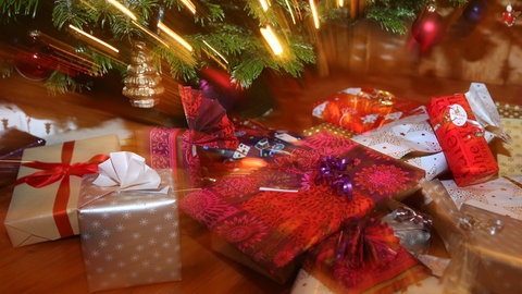 Weihnachtsgeschenke liegen unter einem Christbaum