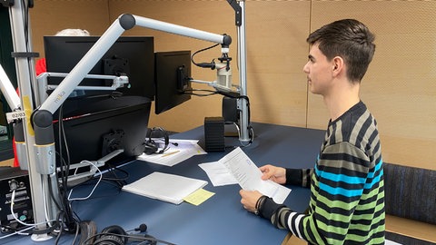 Schülerinnen und Schüler besuchen das SWR Studio Friedrichshafen im Rahmen des ARD Jugendmedientags