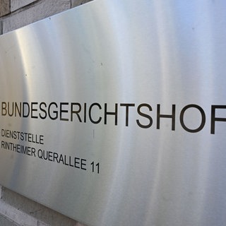 Schild des Bundesgerichtshofs Karlsruhe. 