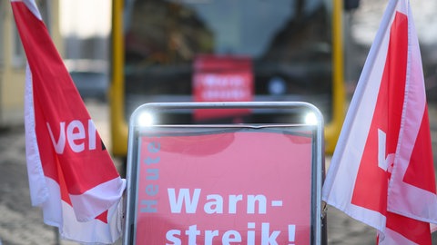 Symbolbild: Ein Schild steht vor einem Bus während des Warnstreiks im Regionalbusverkehr