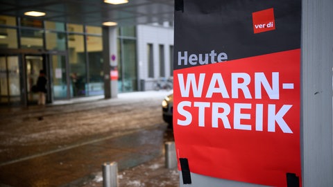 Ein Plakat mit der Aufschrift "Heute Warnstreik" hängt vor dem Haupteingang eines Krankenhauses. Auch im Kreis Konstanz wurden Kliniken bestreikt.