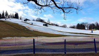 Die Max-Wild-Arena: Um mehrere Flächen aus Kunstschnee herum ist das Gras bereits sichtbar.