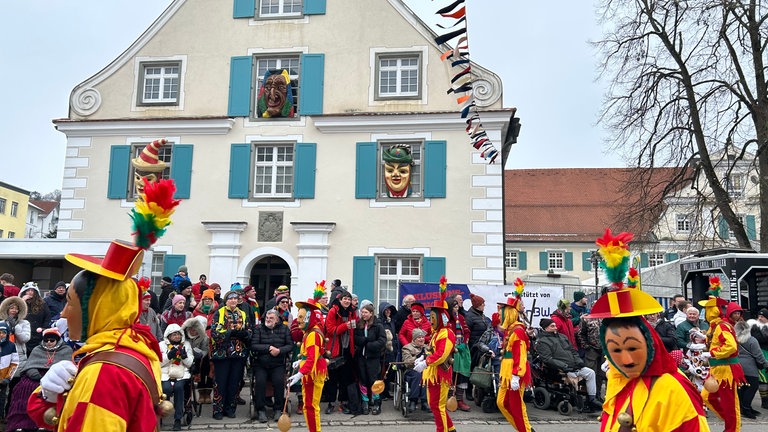 Narren ziehen beim großen Umzug des Landschaftstreffens durch Aulendorf