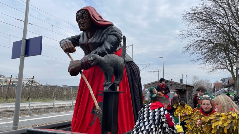 35 Themenwagen bei der Nonnenhorner Wagenfasnet am Wahlsonntag.
