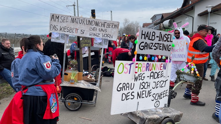 35 Themenwagen bei der Nonnenhorner Wagenfasnet am Wahlsonntag.