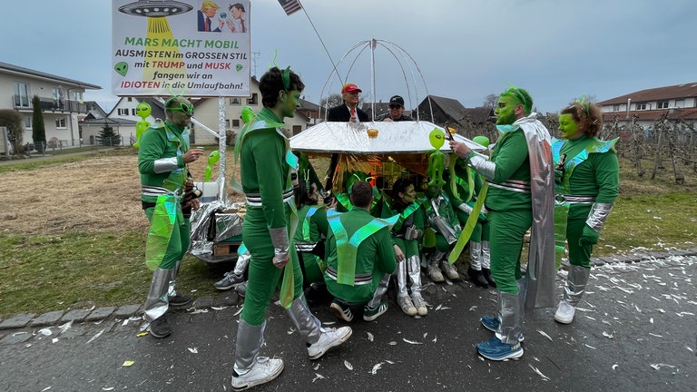35 Themenwagen bei der Nonnenhorner Wagenfasnet am Wahlsonntag.