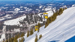 Die gelben Kabinen im Skigebiet Hochgrat im Allgäuer Wintersportgebiet Oberstaufen