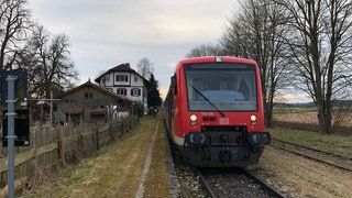 Ein Zug der Räuberbahn steht am Bahnhof Burgweiler.