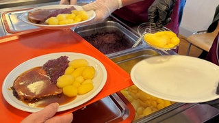 Essensausgabe bei der Vesperkirche