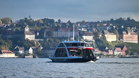 Die Autofähre "Richmond" fährt von Konstanz nach Meersburg über den Bodensee. 