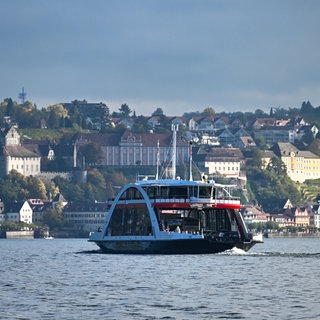 Die Autofähre "Richmond" fährt von Konstanz nach Meersburg über den Bodensee. 