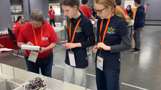 Stefanie und Kristin Pick beim RoboCup in Nürnberg 
