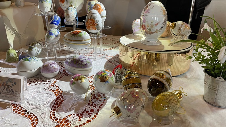 Ostereier mit traditionellen Motiven auf dem Wangener Ostereiermarkt.