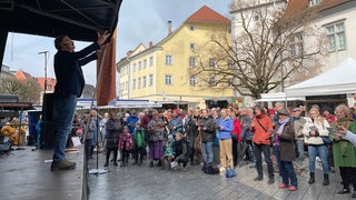 Tage der Chor- und Orchestermusik: Offenes Singen auf dem Marienplatz in Ravensburg.
