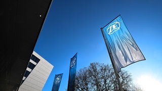 Fahnen mit dem Logo der ZF Friedrichshafen wehen vor dem Forum der ZF Friedrichshafen.