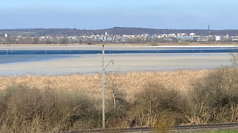 Der Seerhein zwischen Gottlieben und Ermatingen - die Fahrrinne ist bei Niedrigwasser im Bodensee nur schmal.
