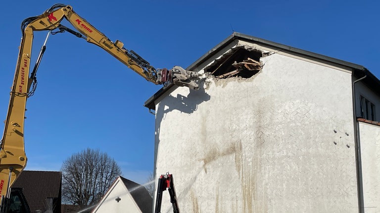 Der Abriss der Kirche in Neuravensburg-Schwarzenbach (Bodenseekreis) hat begonnen.
