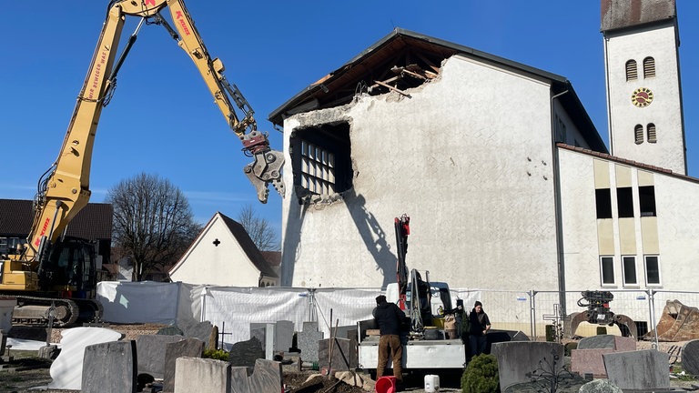 Der Abriss der Kirche in Neuravensburg-Schwarzenbach (Bodenseekreis) hat begonnen.