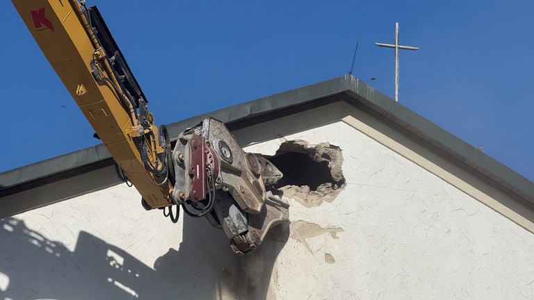 Der Abriss der Kirche in Neuravensburg-Schwarzenbach (Bodenseekreis) hat begonnen.