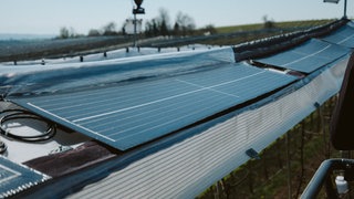 In Berg in Oberschwaben ist eine neuartige, günstige Agri-Photovoltaik-Anlage vorgestellt worden.