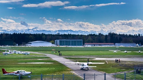 Am Bodenseeairport Friedrichshafen landen viele Flugzeuge für die AERO - Luffahrtmesse