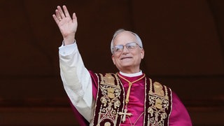 Der neu gewählte Papst Leo XIV., der US-Amerikaner Robert Prevost, winkt nach dem Konklave auf dem Balkon des Petersdoms im Vatikan.