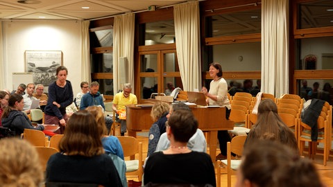 Der Chor St. Columban aus Friedrichshafen bei einer Probe: Viele der Sängerinnen und Sänger sind vom neuen Papst begeistert. 