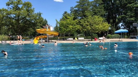 Die Freibadsaison in Oberschwaben und am Bodensee startet. Doch in vielen Freibädern fehlt es an Personal. Die DLRG hilft vielerorts aus.