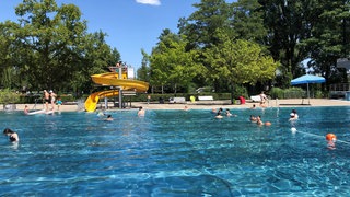 Die Freibadsaison in Oberschwaben und am Bodensee startet. Doch in vielen Freibädern fehlt es an Personal. Die DLRG hilft vielerorts aus.