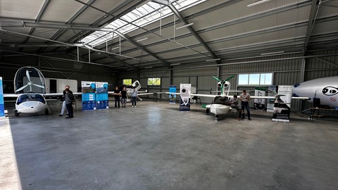 In Mengen wird autonomes Fliegen auf einem Testfeld getestet. Die Fluggeräte sind in einer Halle untergebracht.
